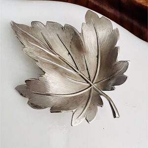 Vintage Giovanni Signed Maple Leaf Brooch Silver Plated Mid Century Modern 4023
